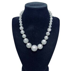Vintage Chunky White Moonglow Graduated Bead Necklace (5662)
